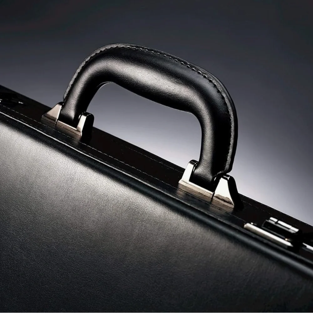 New with tag Samsonite Classic Leather briefcase FITS UP TO 17.3